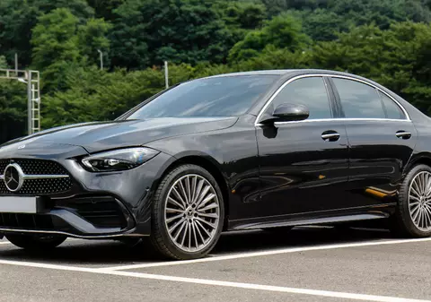 Mecanicul unui service a folosit un Mercedes C300 lăsat de o clientă ca să iasă la întâlniri: proprietara l-a găsit într-un bar