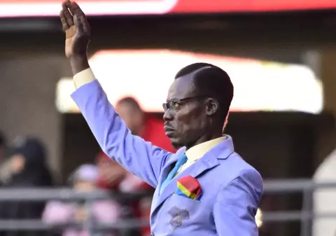 Trista poveste a „omului-statuie” din Congo: stă nemișcat de 13 ani de dragul fotbalului, dar a ratat calificarea țării sale la Cupa Mondială 2026