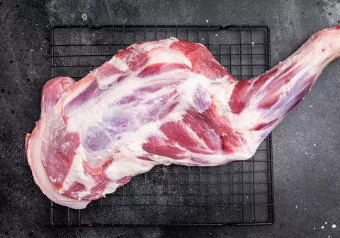 Cât costă 1 kg de carne de miel în Lidl, Kaufland, Auchan și Selgros înainte de Paște în 2026