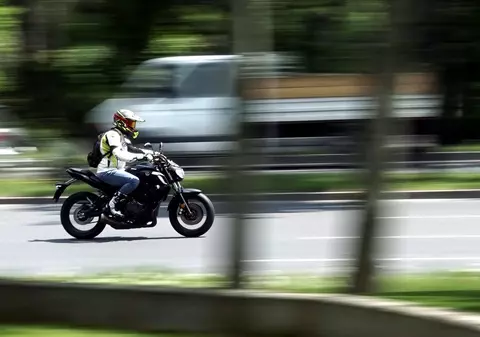 Motor sau mașină? Cât consumi exact în oraș și de ce diferența este mai mare decât pare