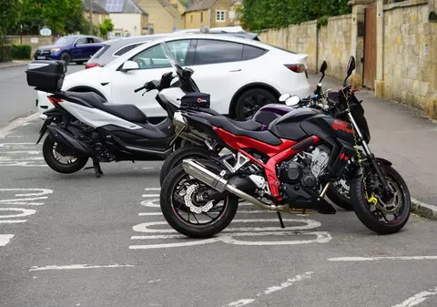 Motocicletă sau mașină? Cum alegi corect în funcție de trafic, costuri și cât de mult depinzi de confort zilnic