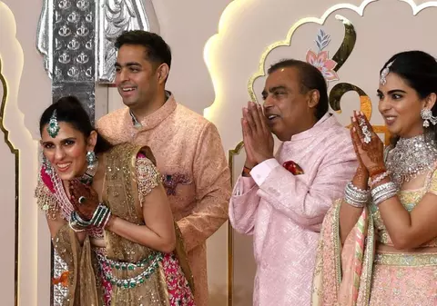 Supărat că a pierdut 17 miliarde de dolari, și-a cumpărat un elicopter de 17 milioane. Povestea miliardarului care trăiește într-un turn de 27 de etaje