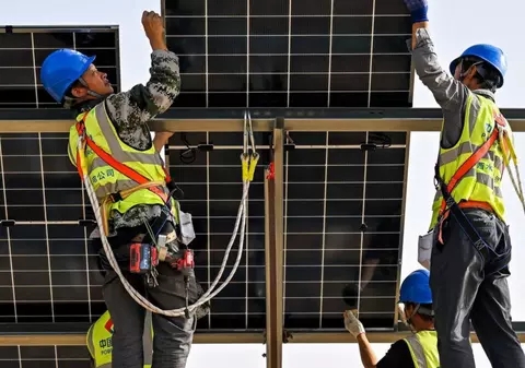 Mulți români au murit așteptând panourile fotovoltaice prin PNRR. Și Castelul Huniade sau Galeria Transilvaniei ar putea pierde finanțarea