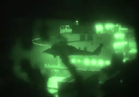 Momentul în care pușcașii marini americani iau cu asalt și confiscă o navă iraniană