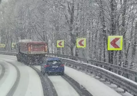 Cum arată iarna în plină primăvară în România: drumurile din Brașov și Gorj, acoperite de zăpadă