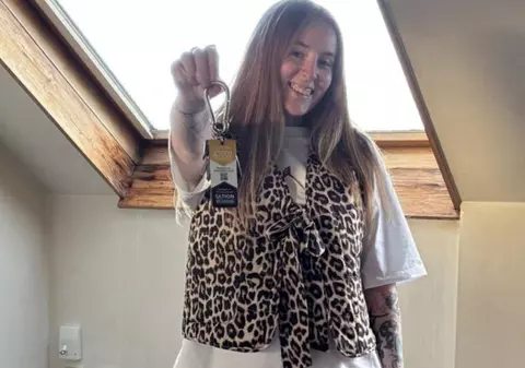 O femeie din Marea Britanie a cumpărat o locuință, iar în spatele unei uși a făcut o descoperire incredibilă: „Am fost șocată”