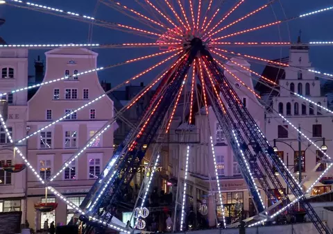 O roată panoramică de 60 de metri va fi mutată după ce o femeie s-a plâns că cei care se dau în ea îi pot vedea dormitorul, în Germania