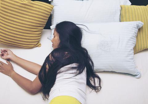 7 obiceiuri greşite care îţi strică părul în timp ce dormi