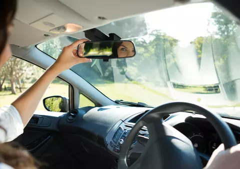 Mica manetă ascunsă din interiorul mașinii. Ce funcție are: „De ce nu am știut asta până acum?”