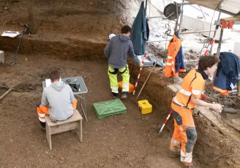 Cum arată pâinea veche de 2.000 de ani, găsită pe un șantier din Elveția: au crezut că este o piatră