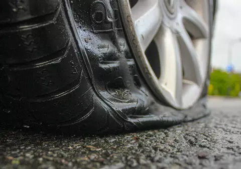 Noua escrocherie cu pana de cauciuc: ce să faci pentru a nu deveni victimă în timp ce îți schimbi roata