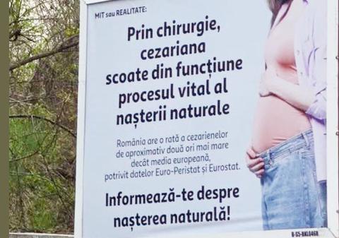 Un ospătar și un crainic de stadion sunt în spatele panourilor din București cu mesaje anticezariană