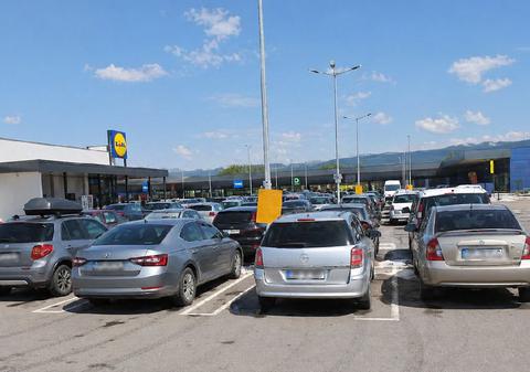 Un bărbat a fost găsit mort, cu capul pe volanul mașinii, în parcarea Lidl din Brăila