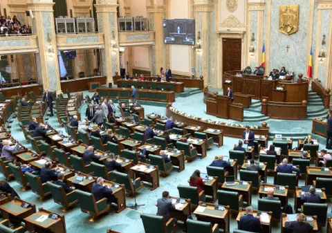 De câte voturi au nevoie PSD și AUR pentru moțiunea de cenzură împotriva Guvernului Bolojan