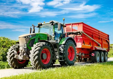Un pensionar a murit după ce s-a răsturnat cu tractorul pe care îl conducea, în Austria