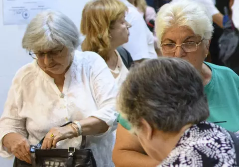 Pensionarii români ar putea să rămână fără pensii, avertizează analiștii financiari