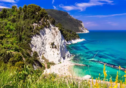 Șase locuri din Italia cu cele mai frumoase plaje sălbatice și gratuite