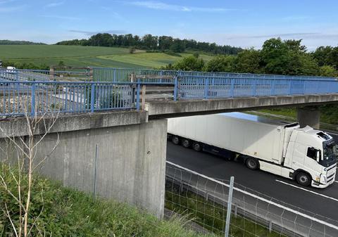 „Dorel” a modernizat o autostradă din Germania, apoi a înălțat podul de deasupra și acum nici o mașină nu-l mai poate traversa. Trebuie demolat