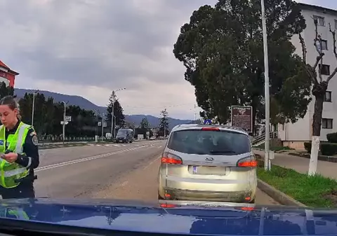 O polițistă din Târgu Ocna s-a enervat pe un șofer nevinovat, iar momentul a fost filmat cu o cameră de bord