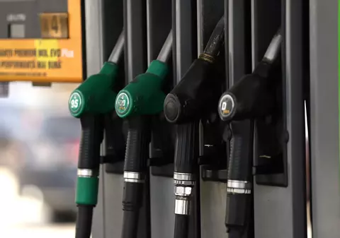 Guvernul a găsit soluția la criza carburanților: acciza la motorină se reduce cu 30 de bani/litru și prețul la pompă se va schimba doar o dată pe zi