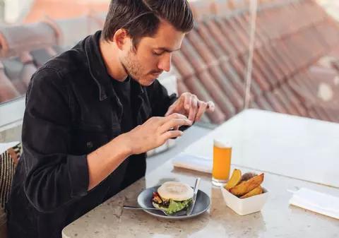 Cum încearcă unii clienți să păcălească restaurantele ca să mănânce gratis, folosind inteligența artificială