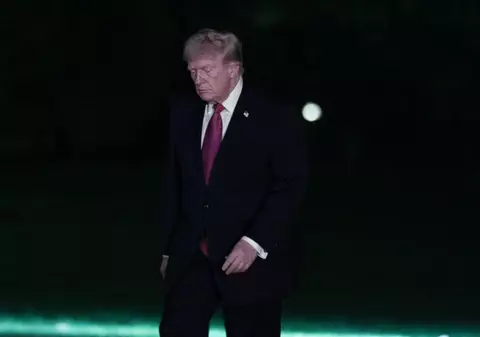 Iranienii îl sfidează pe Donald Trump, după ce au reînchis Strâmtoarea Ormuz și au reluat atacurile asupra petrolierelor: „Postează mult și este confuz”