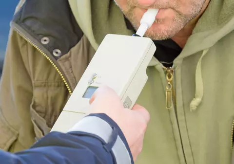 Șofer cu alcoolemie de 1,18 mg/l, urmărit de poliție după ce a lovit o femeie și a intrat cu mașina într-un gard