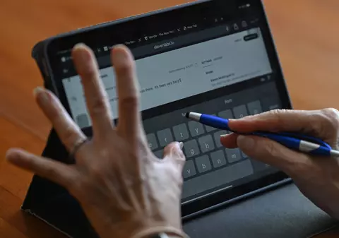 Familia a făcut o clonă a fiului decedat cu AI, ca să nu-i spună adevărul mamei sale de 80 de ani. Cazul care a împărțit lumea în două