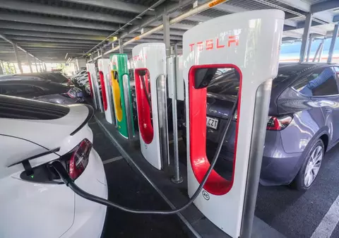 De ce stă Elon Musk pe un munte de 50.000 de mașini electrice pe care n-a reușit să le vândă