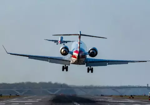 Piloți certați după ce au mieunat și au lătrat pe frecvența de control al traficului aerian