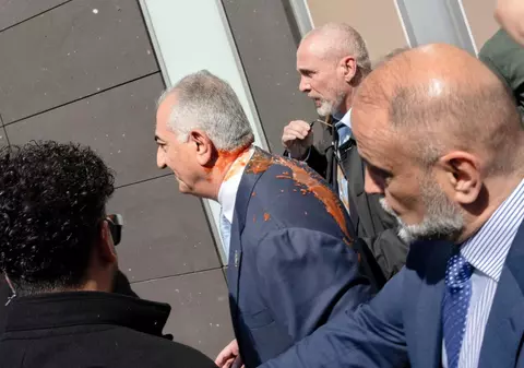 Prințul iranian exilat Reza Pahlavi a fost atacat și stropit cu suc de roșii la Berlin