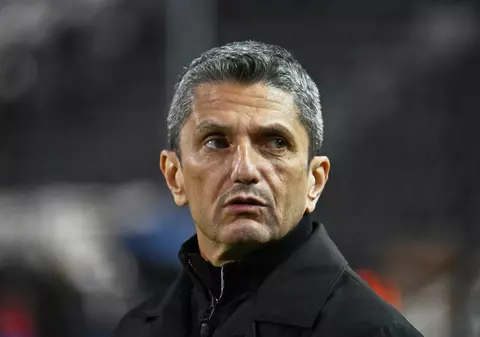 Răzvan Lucescu a aterizat la București. Ce mesaj a transmis de pe Aeroportul Băneasa înainte să plece spre spitalul în care e internat Mircea Lucescu