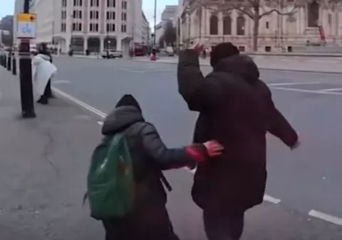 Doi români au fost vopsiți cu roșu pentru a fi marcați, lângă Westminster Abbey, în Londra