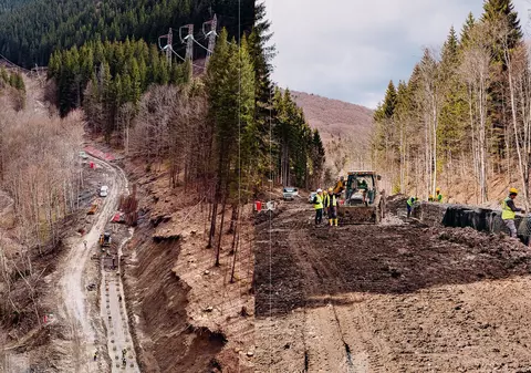 Cât a înaintat în 8 luni drumul prin munți gândit să elibereze Valea Prahovei: compania Erbașu a muncit și în timpul iernii. Termenul estimat pentru deschiderea șoselei