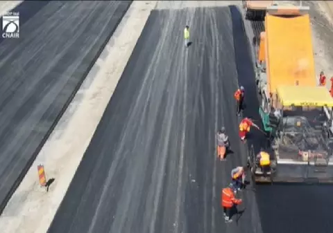 Imagini de pe șantierul Autostrăzii Moldovei A7. UMB a așternut două straturi de asfalt pe 20 de kilometri ai tronsonului Bacău – Pașcani