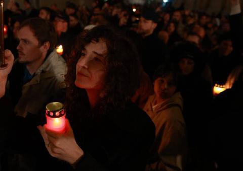 Hristos a înviat! Credincioșii au luat lumină la slujba de Înviere de la Patriarhia Română, oficiată de Preafericitul Daniel