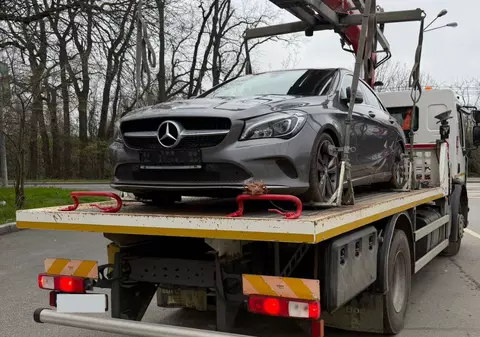 Șofer din București, lăsat fără Mercedes, după ce a scos numerele, ca să nu fie amendat că a parcat pe spațiul verde