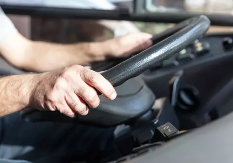 Un șofer de autobuz a fost concediat pentru că nu voia să întârzie și a dat jos un pasager, în Elveția