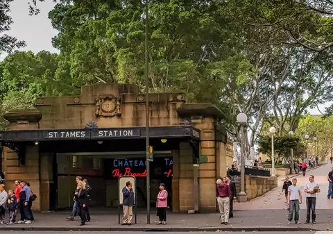 Un bărbat a murit lângă o gară din Sydney, iar 100.000 de oameni au trecut zilnic pe lângă el, fără să îl observe: „Este ca și cum ar fi fost invizibil”