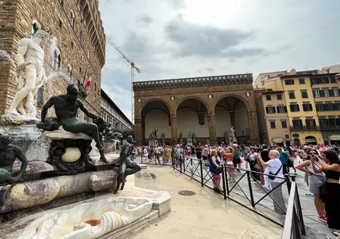 O turistă a făcut un gest controversat în Florența și a fost arestată pe loc, după o provocare pe care a primit-o de la prieteni înainte de nuntă