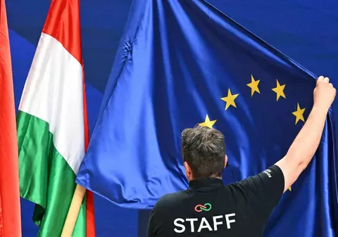 Drapelul Uniunii Europene, arborat din nou în Parlamentul Ungariei, după 15 ani de absență
