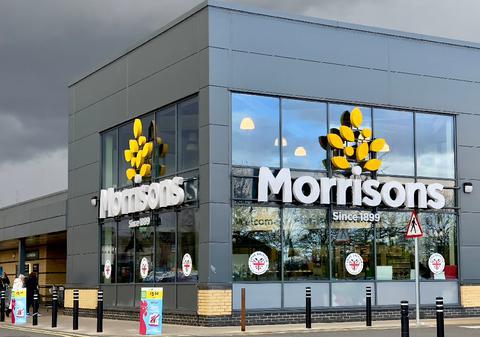 Managerul unui supermarket a fost concediat pentru că a lovit un hoț care l-a scuipat când încerca să scape din magazin