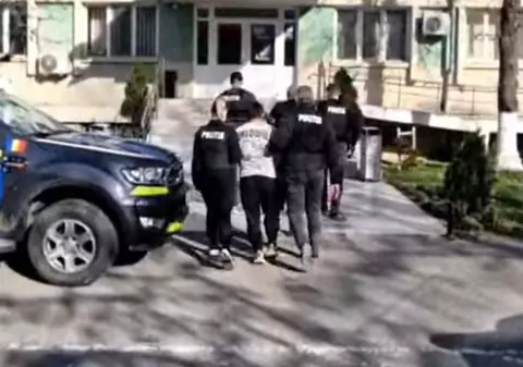 Doi bărbați din Caracal au legat un câine de un copac și l-au lăsat să moară. Ambii au fost reținuți pentru 24 de ore de Poliția Animalelor