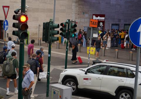 Prima capitală europeană care vrea să testeze semafoarele cu 4 culori: ce semnificație va avea culoarea albă