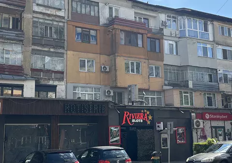 Tecuci, capitala păcănelelor. „Moși și romi mai suntem. Dacă n-ar fi păcănelele, ne-am sparge dinții zilnic”