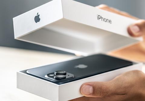 Un român angajat de 8 zile într-un depozit din Germania a furat electronice Apple și Samsung de 160.000 de euro