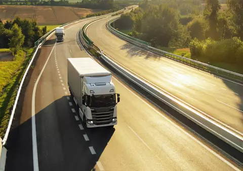 Un șofer român de TIR a fost amendat cu 40.000 de euro după ce a condus până la 14 ore pe zi și a scos cardul din tahograf ca să nu fie prins, în Germania