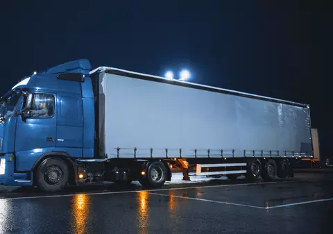 Un șofer de TIR a murit strivit de remorcă într-o parcare, la doar câteva zile după ce s-a angajat