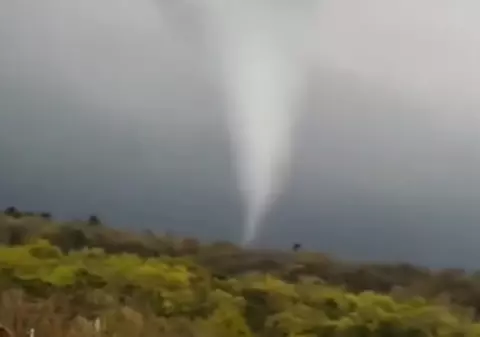 Tornadă surprinsă de un localnic într-o localitate din Mureș. Florinela Georgescu, director ANM: „Semnalul că ne apropiem de sezonul furtunilor”