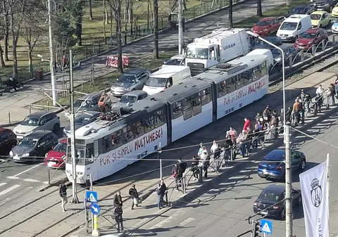 Cine mulțumește în tot orașul? Zeci de mesaje de mulțumire au împânzit Capitala